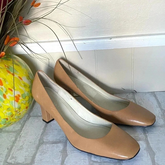 CALVIN KLEIN | Roxy Leather Tan Heels Size 10.5M - Picture 3 of 7